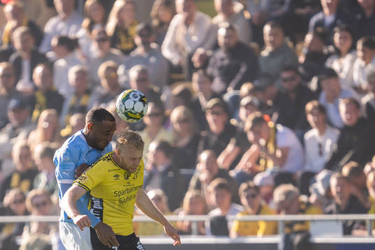 Malmö FFs Derek Cornelius och Elfsborgs Sveinn Guðjohnsen