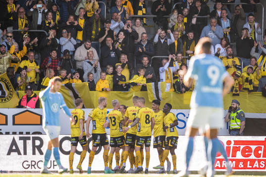 Elfsborgs Sveinn Guðjohnsen jublar med lagkamrater