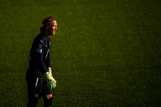 Malmö FFs målvakt Johan Dahlin deppar