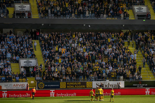 Elfsborgs Jeppe Møldrup Okkels jublar med lagkamrater