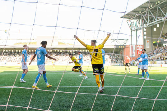 Malmö FFs Hugo Larsson och Joseph Ceesay deppar medan