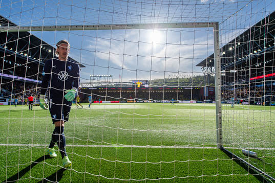 Malmö FFs målvakt Johan Dahlin deppar