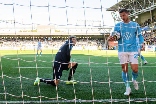 Malmö FFs målvakt Johan Dahlin och Gabriel Busanello