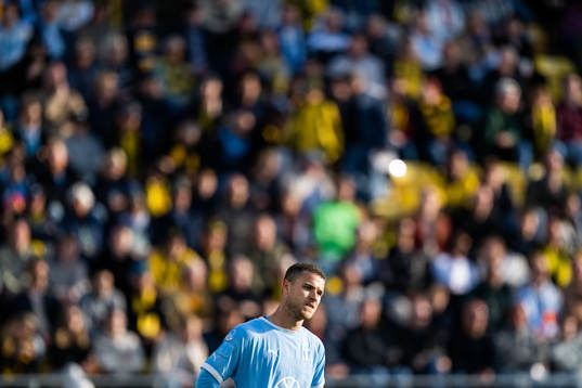 Malmö FFs Gabriel Busanello deppar