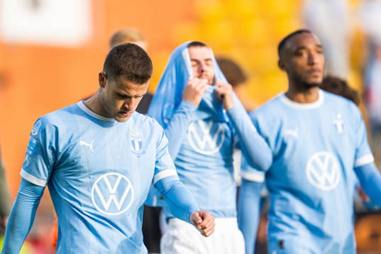 Malmö FFs Gabriel Busanello deppar