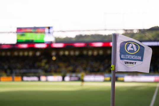 En höärnflagga med Allsvenskans logotyp