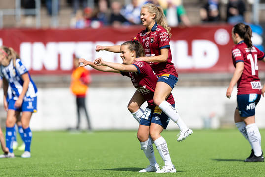 Örgrytes Frida Bremer jublar ihop med Emma Berthold