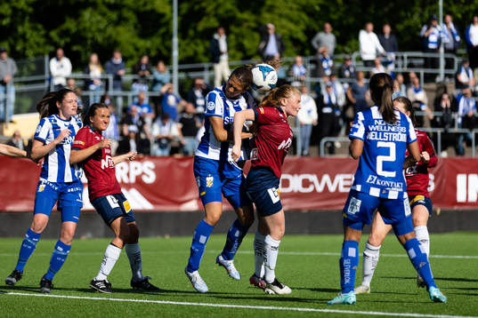 IFK Göteborgs Malva Larsson och Örgrytes Mathilda
