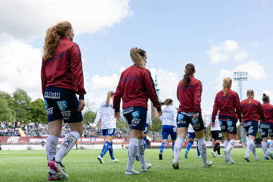 Lagen på väg in för line up innan fotbollsmatchen i
