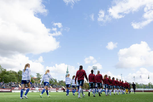Lagen på väg in för line up innan fotbollsmatchen i