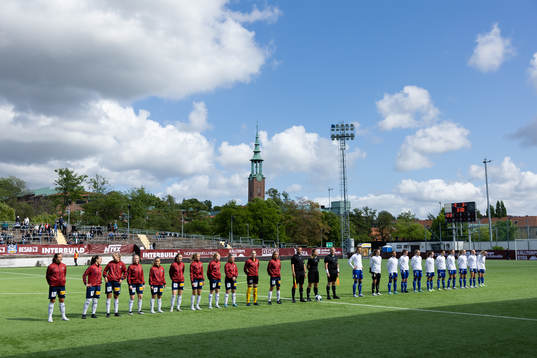 Lagen på line up innan fotbollsmatchen i division 1 södra
