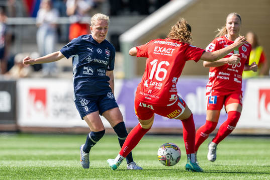 FC Rosengårds Emilia Larsson och Örebros Athinna Persson