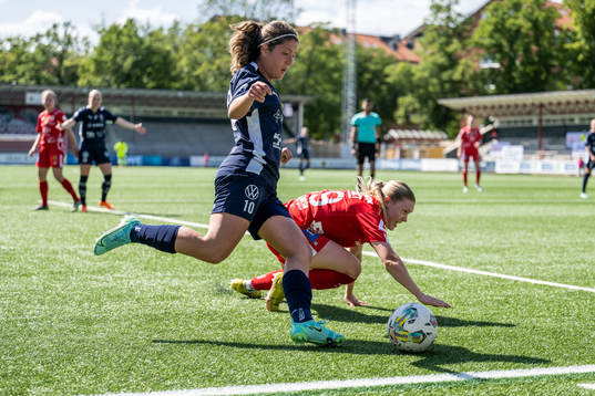 FC Rosengårds Loreta Kullashi och Örebros Emma Peuhkurinen