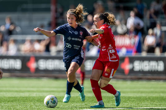 FC Rosengårds Loreta Kullashi och Örebros Athinna Persson
