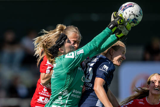 Örebros Tove Enblom och FC Rosengårds Emma Berglund