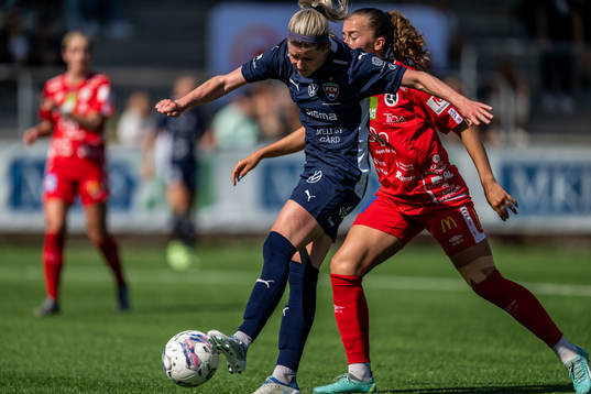 FC Rosengårds Olivia Schough skjuter in 2-0 målet