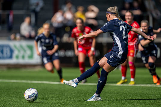 FC Rosengårds Olivia Schough gör 1-0 på straff