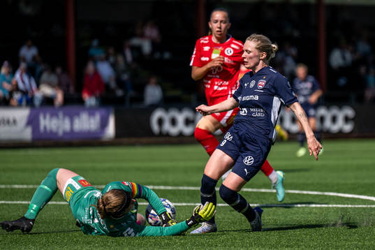 FC Rosengårds Emilia Larsson och Örebros Tove Enblom