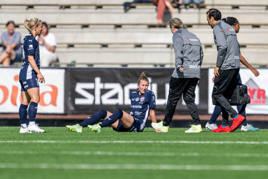 FC Rosengårds Emma Berglund har ont och utgår skadad