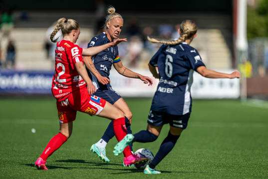 FC Rosengårds Caroline Seger och Örebros Ida Björnberg