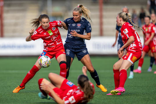 Örebros Elsa Pelgander och FC Rosengårds Olivia Holdt