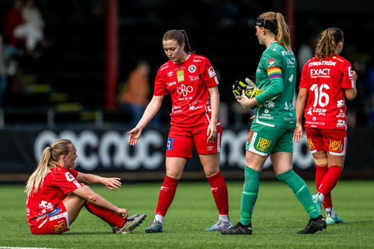 Örebros Maja Regnås Valcic och Michaela Kovacs deppar