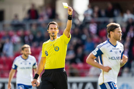 Domare Adi Aganovic varnar IFK Norrköpings Arnor Traustason