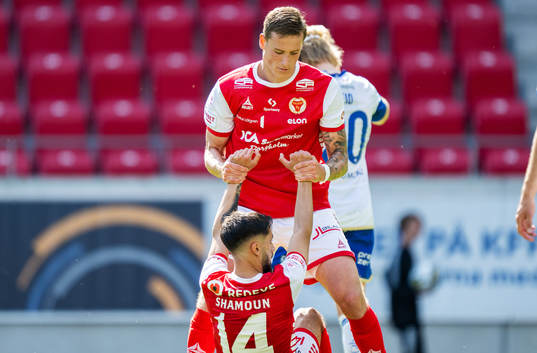 Kalmars Mileta Rajovic hjälper Noah Shamoun  upp