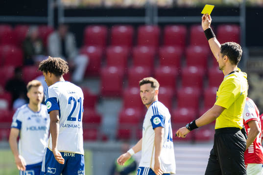 IFK Norrköpings Jesper Ceesay tilldelas gult kort av