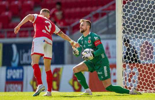 Kalmars David Kristjan Olafsson och målvakt Ricardo