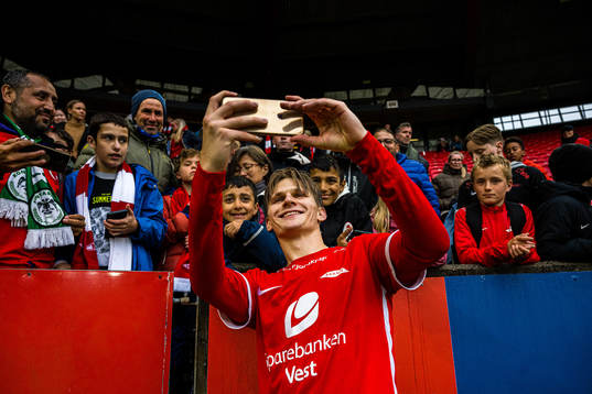 David Møller Wolfe of Brann taking a selfie with a fan