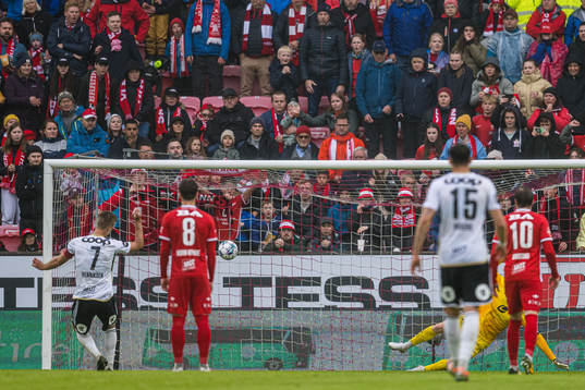 Markus Henriksen of Rosenborg scores the 2-1 goal