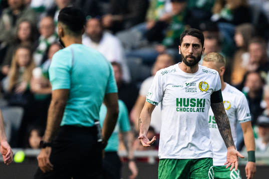 Hammarbys Nahir Besara reagerar på domslut av Domare