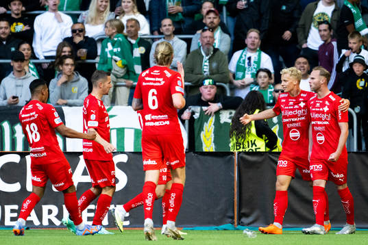 Värnamos Gustav Engvall jublar med lagkamrater