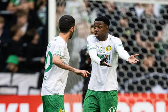 Hammarbys Nahir Besara i diskussion med Shaquille Pinas