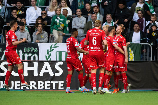 Värnamos Gustav Engvall jublar med lagkamrater