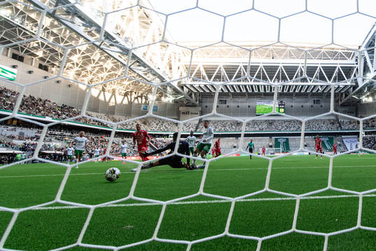 Värnamos Gustav Engvall gör 0-1 bakom Hammarbys målvakt