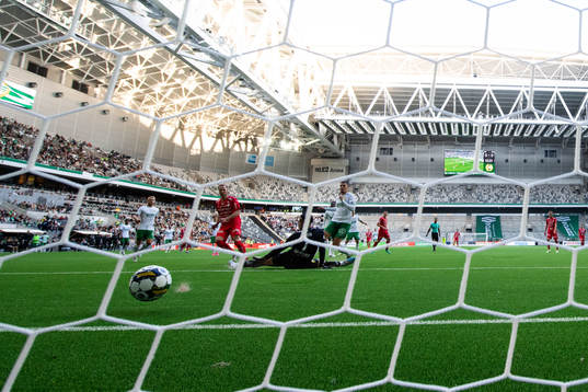 Värnamos Gustav Engvall gör 0-1 bakom Hammarbys målvakt