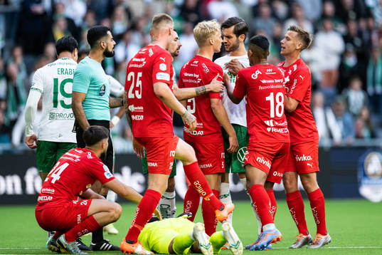 Hammarbys Adi Nalic i diskussion med Värnamos Victor