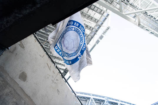Värnamos supportrar vajar en flagga