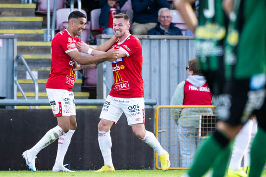 Degerfors Elyas Bouzaiene och Rasmus Örqvist jublar