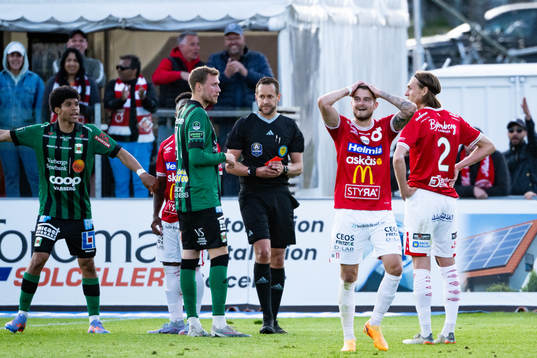 Degerfors Christos Gravius får rött kort