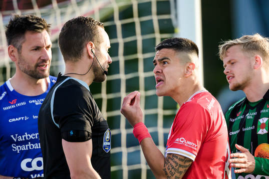 Domare Victor Wolf i samtal med Degerfors Diego De Jesus