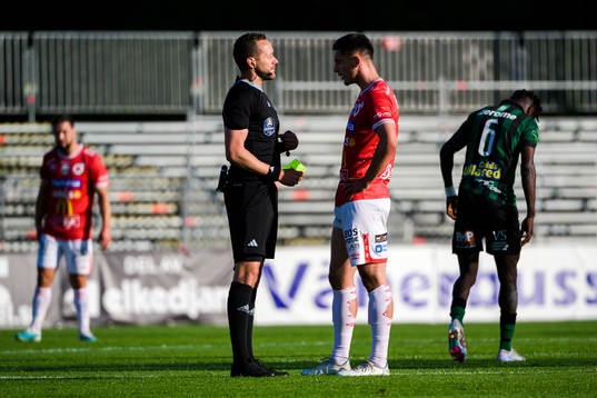 Degerfors Seid Korac får gult kort av Domare Victor Wolf