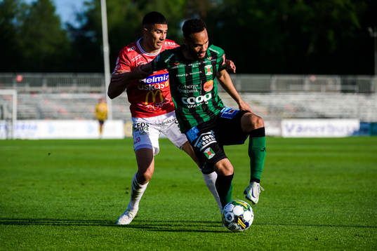 Degerfors Elyas Bouzaiene och Varbergs Vinicius Nogueira de