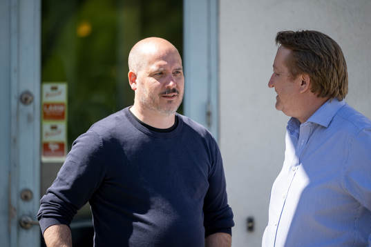Vice klubbdirektör Fredrik Söderberg pratar med