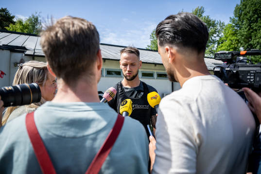 AIKs Alexander Milosevic pratar med media