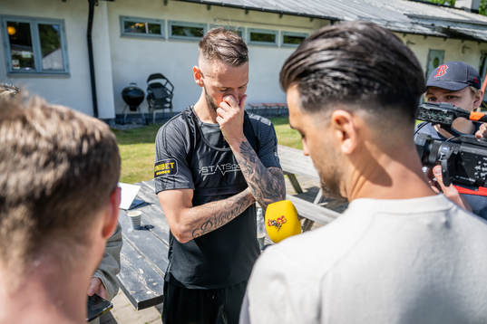 AIKs Alexander Milosevic pratar med media