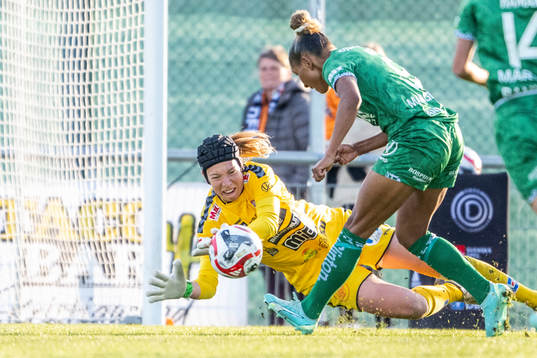 Kristianstads målvakt Melina Loeck räddar