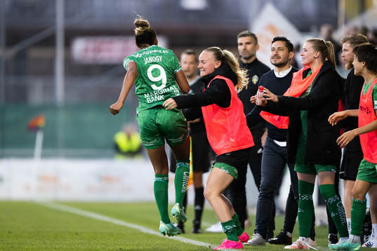 Hammarbys Madelen Janogy jublar med Matilda Vinberg och